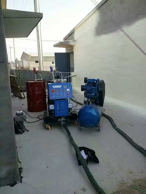 墻面噴涂機(jī)多少錢一臺(tái)(圖1) Q2600保溫聚氨酯墻面噴涂機(jī)